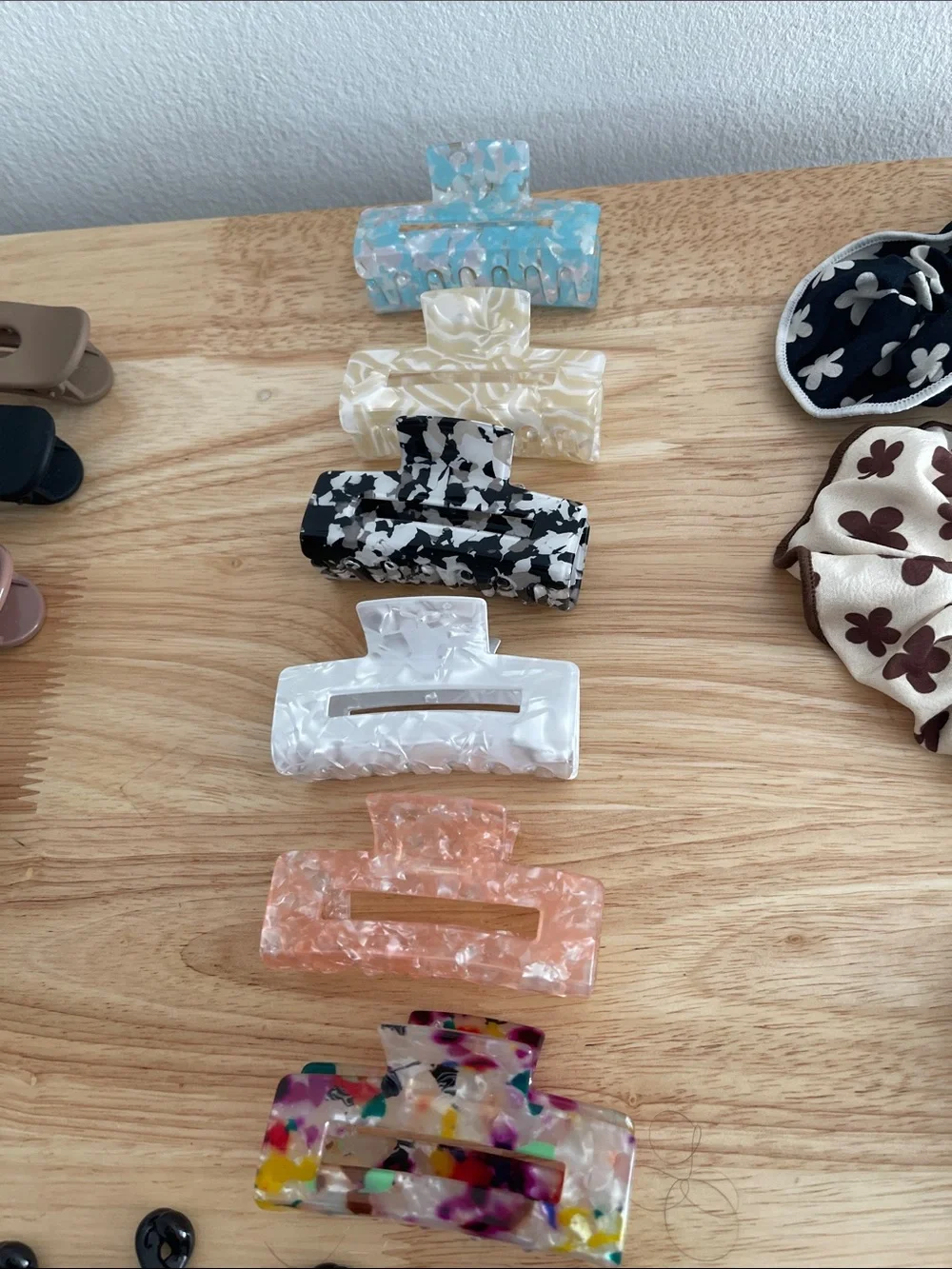 Bundle of 56 hair clips and ties